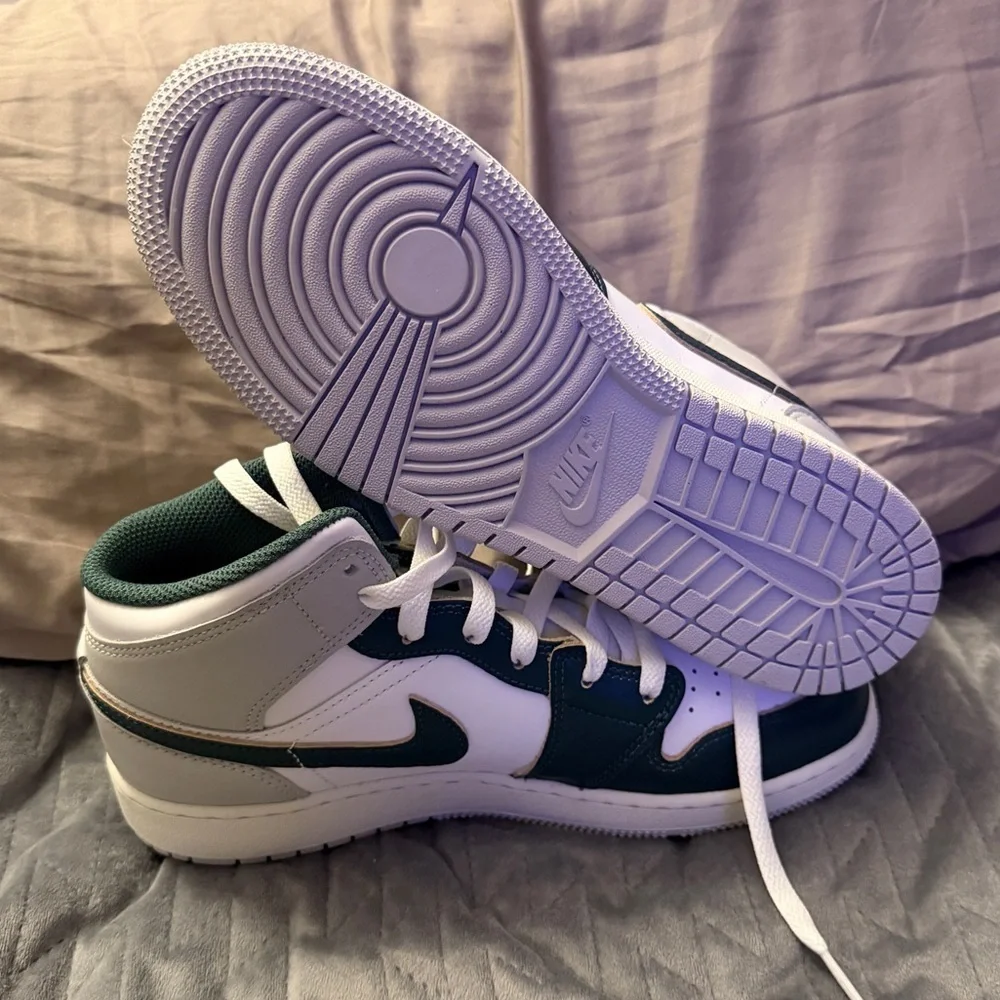Jordan 1 se mid gs Oxidized green Brand new